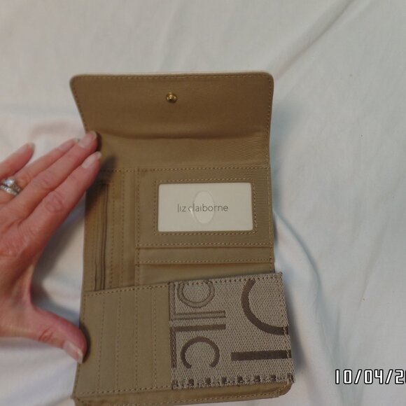 Liz Claiborne Trifold Wallet Camel New With Tag Heritage Mosaic - Picture 7 of 13